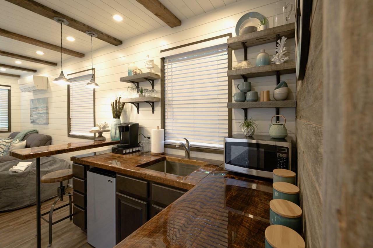 The Shoreline Container Home 12 Min To Magnolia Silos And Baylor Waco Exterior photo